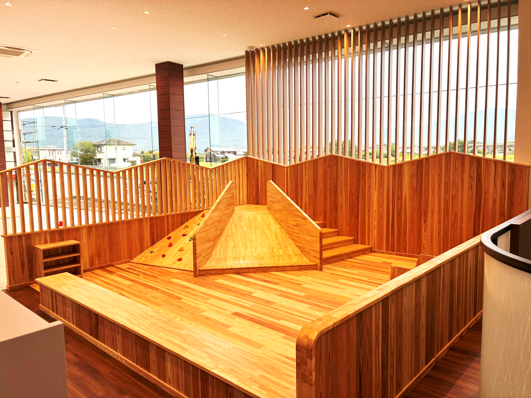 木製遊具・人工芝